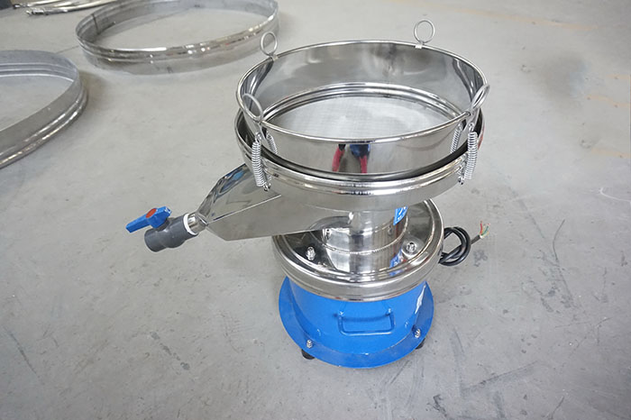 450過(guò)濾篩出料口處加裝閥門(mén)裝置，便于控制物料的出料量。